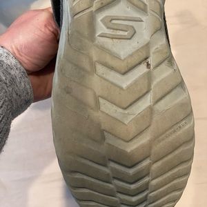 Black gray red boys size 6 Skechers sneakers in good condition